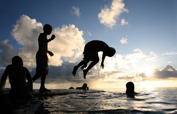 Niños jugando en las playas de Tuvalu (Oceanía)