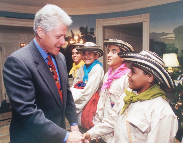 El presidente estadounidense Bill Clinton saluda a una delegación de jóvenes artistas vallenatos / Foto: Fundación Festival de la Leyenda Vallenata 