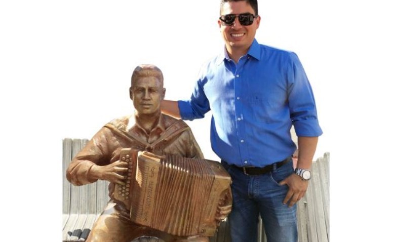 El Rey Vallenato Julián Mojica se ganó un monumento en su tierra Paz del Río