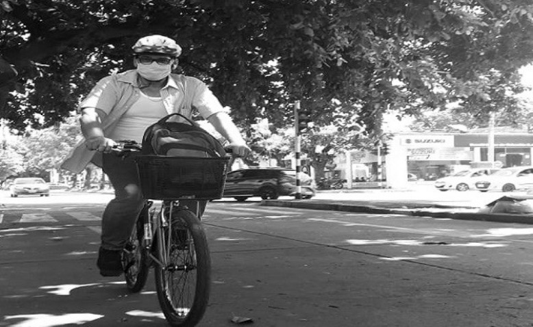 Diatriba de un hombre rodando en una bicicleta por las calles de Valledupar