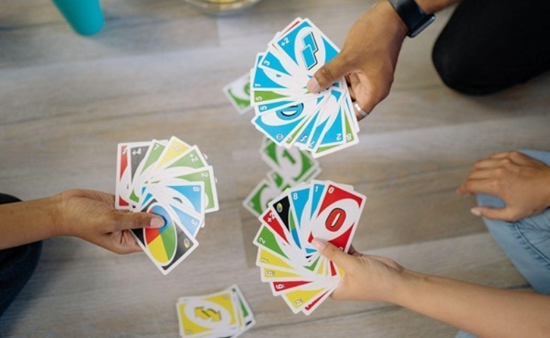 5 juegos de cartas que puedes jugar con amigos en casa