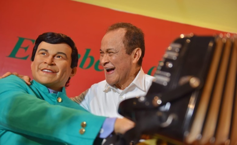 La felicidad de Alfredo Gutiérrez frente a su estatua de cera en Valledupar