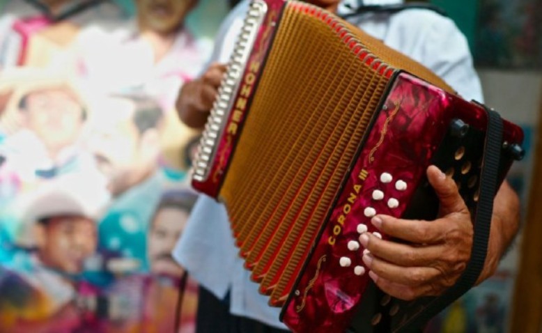 La música vallenata se “curucutea” en los fuelles de un acordeón