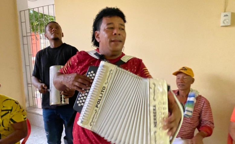 Juan David Herrera: el “Pollito” que canta en silencio