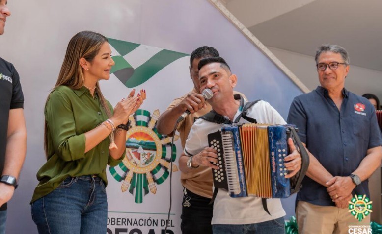 El Gobierno del Cesar apoya la gran iniciativa de Iván Zuleta con 20 acordeones para niños de escasos recursos