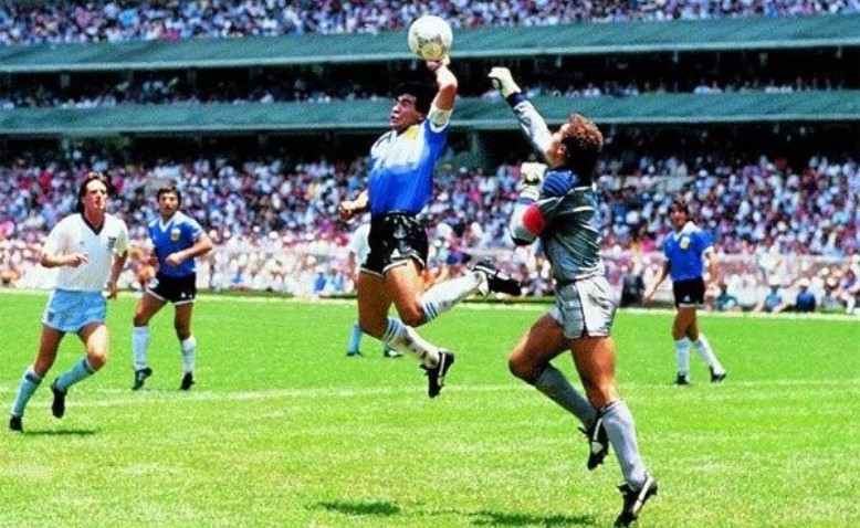 La mano de “D10S”