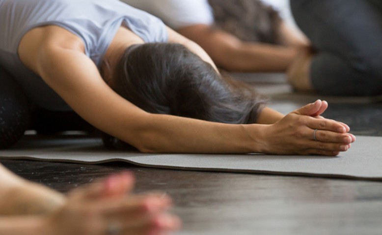 Samskara y su apuesta por 100 personas haciendo yoga