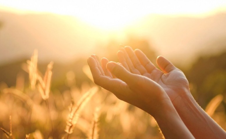 Bendecir: el acto más puro y revolucionario del alma