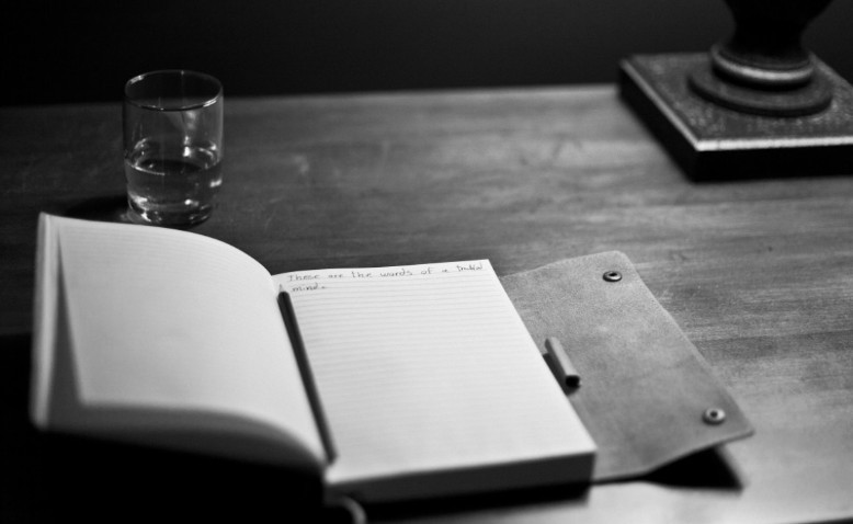 Un hombre enfrentado a mil problemas