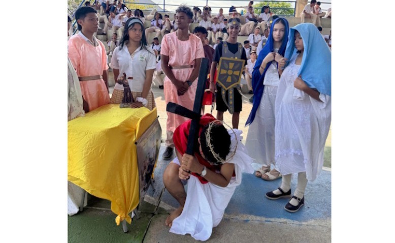 El Vía Crucis de Semana Santa que transforma a los estudiantes de una institución educativa de la Guajira 