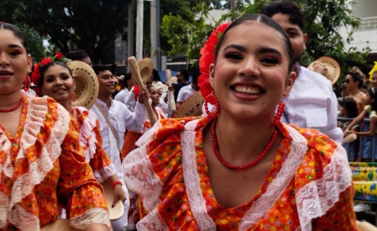 Viaje al corazón del desfile folclórico más alegre de Colombia