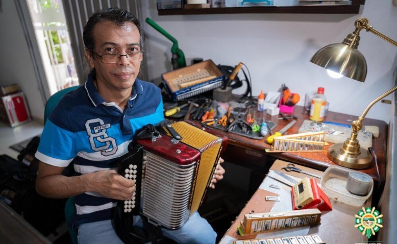 Ursus Rodríguez, el hombre de las manos mágicas que dan vida a los acordeones